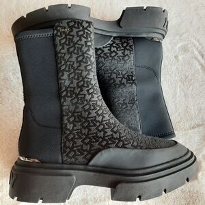 DKNY Chunky Y2K Style Black Boots Sz 9.5 Pullon Logo Platform Moto NWOT